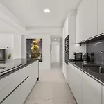 Apartmán Azata Ground-floor Gem With Huge Garden And Terrace