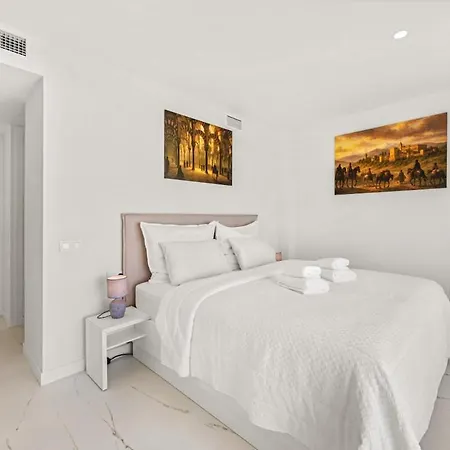 아파트 Azata Ground-floor Gem With Huge Garden And Terrace 에스테포나