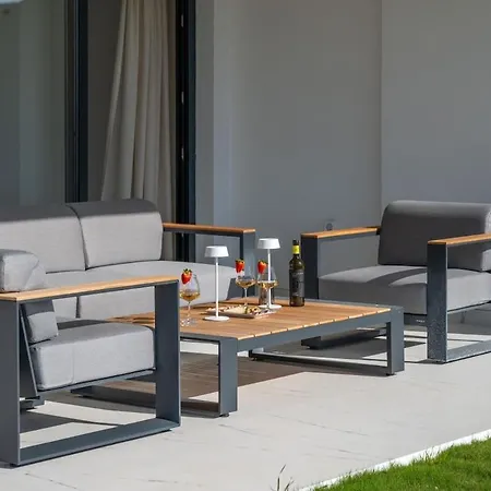 Azata Ground-floor Gem With Huge Garden And Terrace * 에스테포나